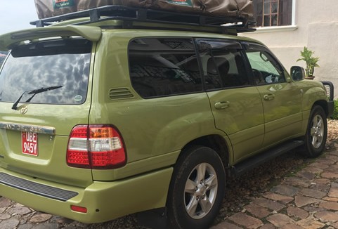 Land Cruiser V8 with roof-top tent